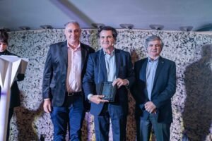 Sergio Angiulli Pte Cafara entrega placa homenaje a Cambre