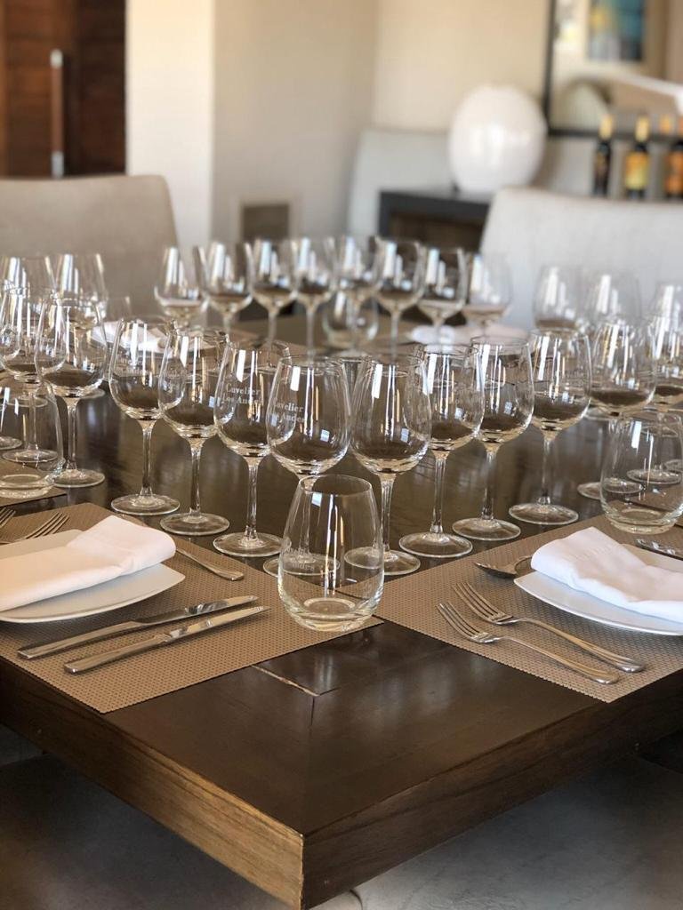 Mesa preparada para degustación de vinos