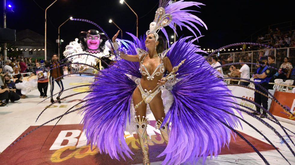 Mujer con Plumas desfilando en Carnaval de Gualeguaychú, Entre Ríos