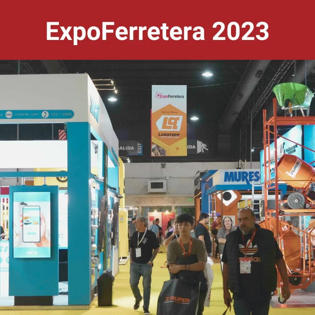 Visitantes recorriendo ExpoFerretera