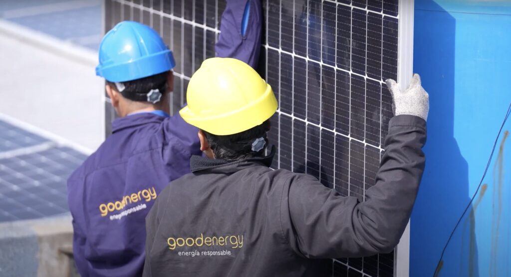 Hombres instalando paneles solares