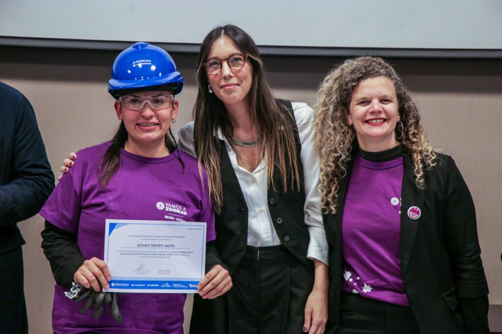 Macarena Ramírez, Directora de Marca y Comunicación Externa Saint-Gobain Región LATAM y Maia Ganon, Directora Ejecutiva de la Fundación Vamos a Zoomar entregando los diplomas.