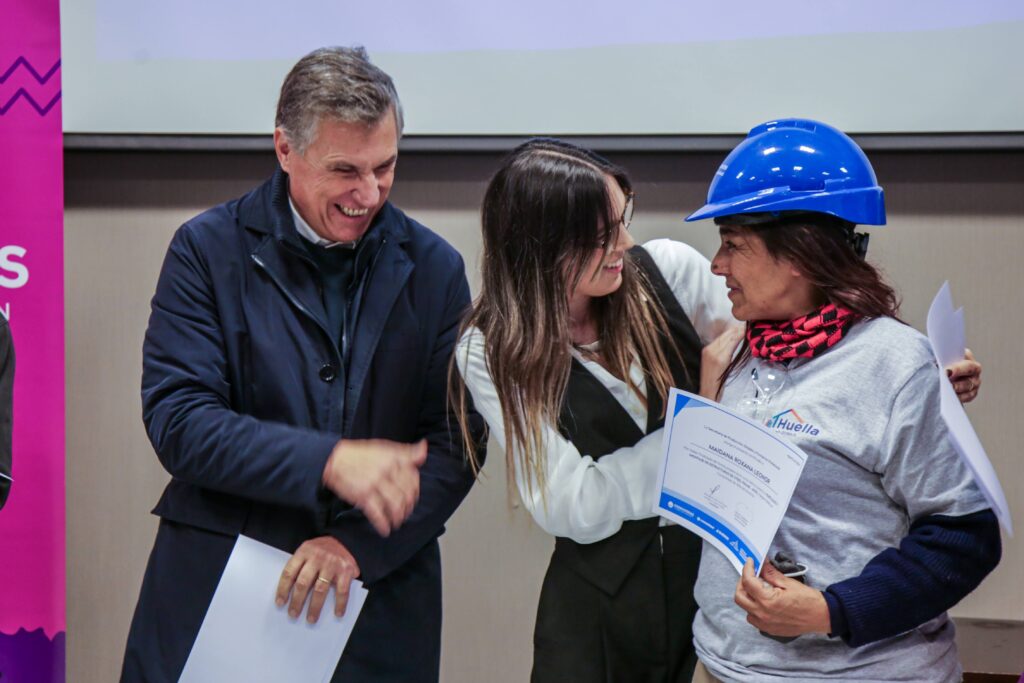 Mariano Bo, CEO Clúster LATAM Sur de Saint-Gobain junto a Macarena Ramirez, Directora de Marca y Comunicación Externa Saint-Gobain Región LATAM entregando diplomas.