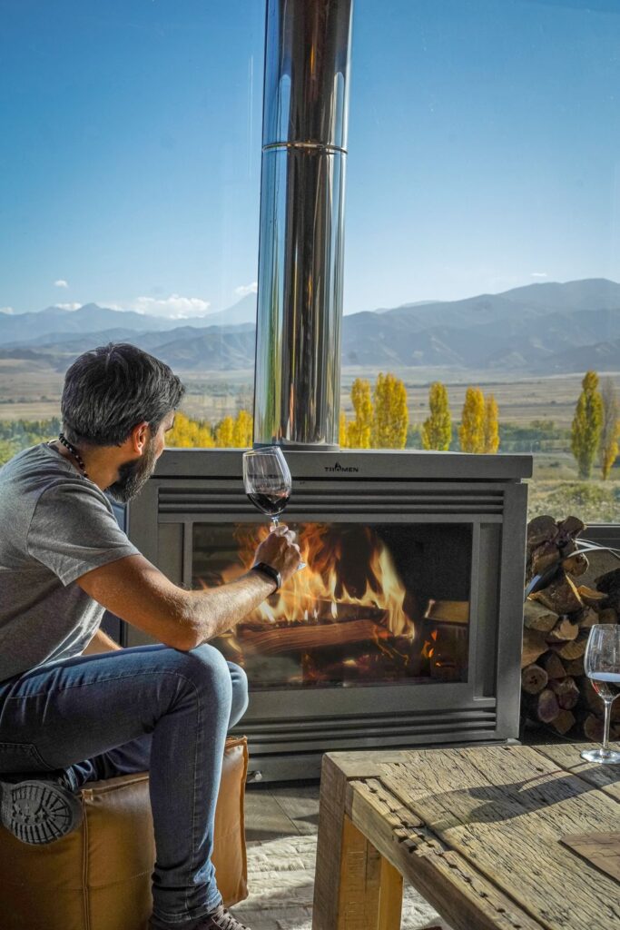 Hombre frente a un paisaje y calefacción