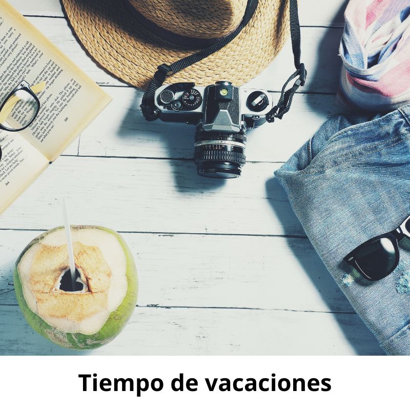 Elementos de descanso o vacaciones, cámara de fotos, libro, sombrero, short