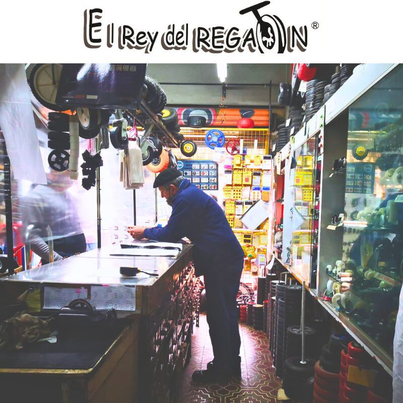 Empleado dando soluciones a un cliente en El Rey del Regatón