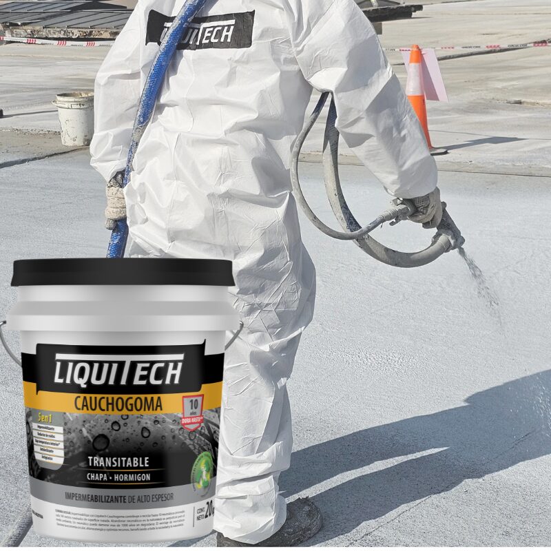 Luiquitech hombre utilizando pulverizador