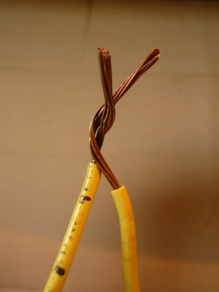 Seguridad Electrica: Modelo didáctico de empalme eléctrico flojo que genera arco serie y pone en riesgo la seguridad eléctrica.