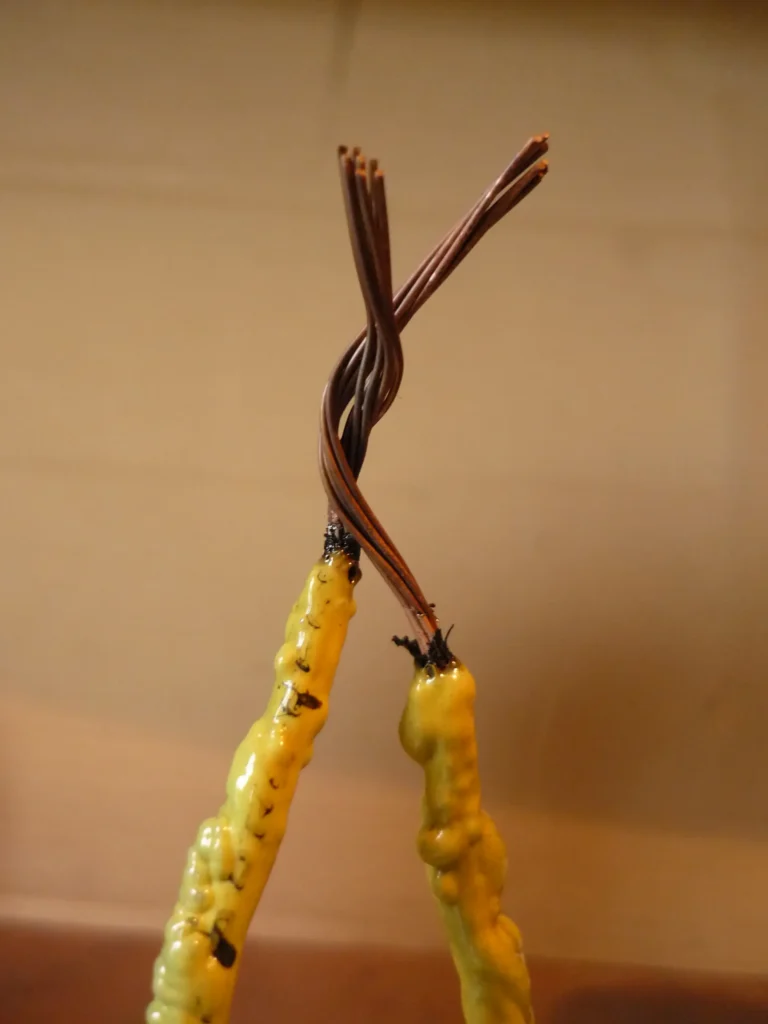 2.Conductor eléctrico con empalme recalentado por fallas de arco y degradación de la aislación