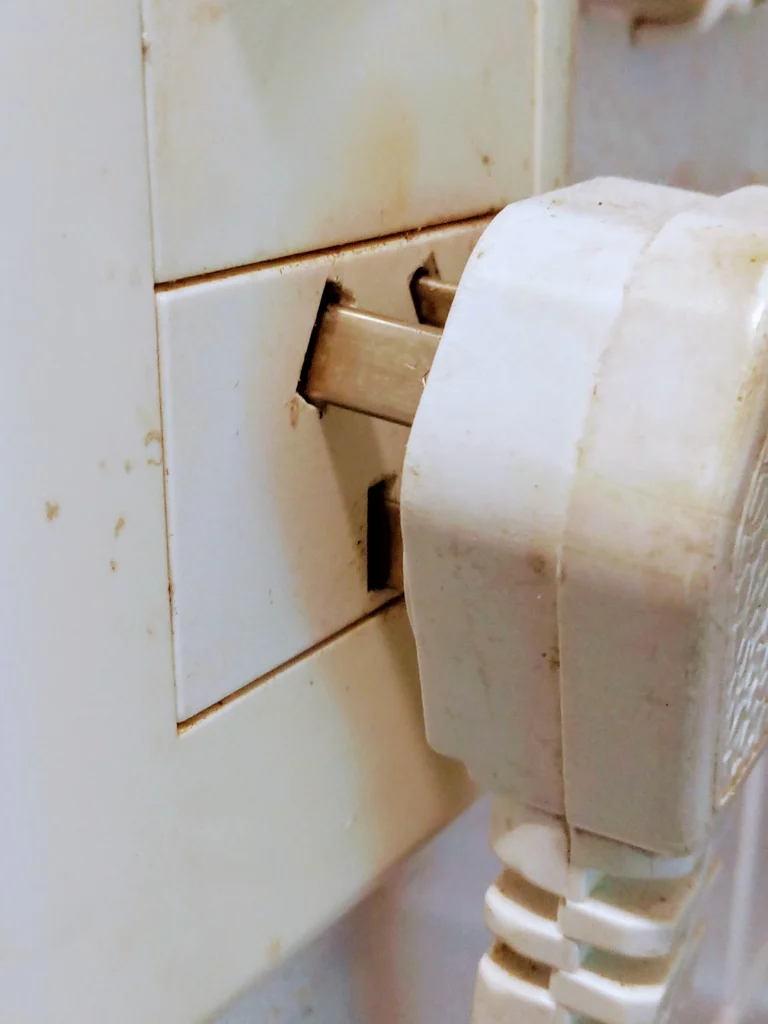 4.Peligro por ficha mal insertada en tomacorriente provocando falso contacto en seguridad eléctrica