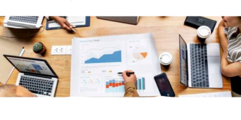 Grupo de trabajo debiniendo plan de marketing para una ferretería