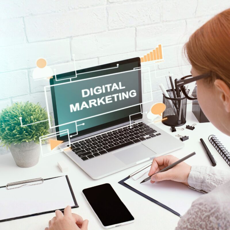 Mujer analizando un proyecto de marketing