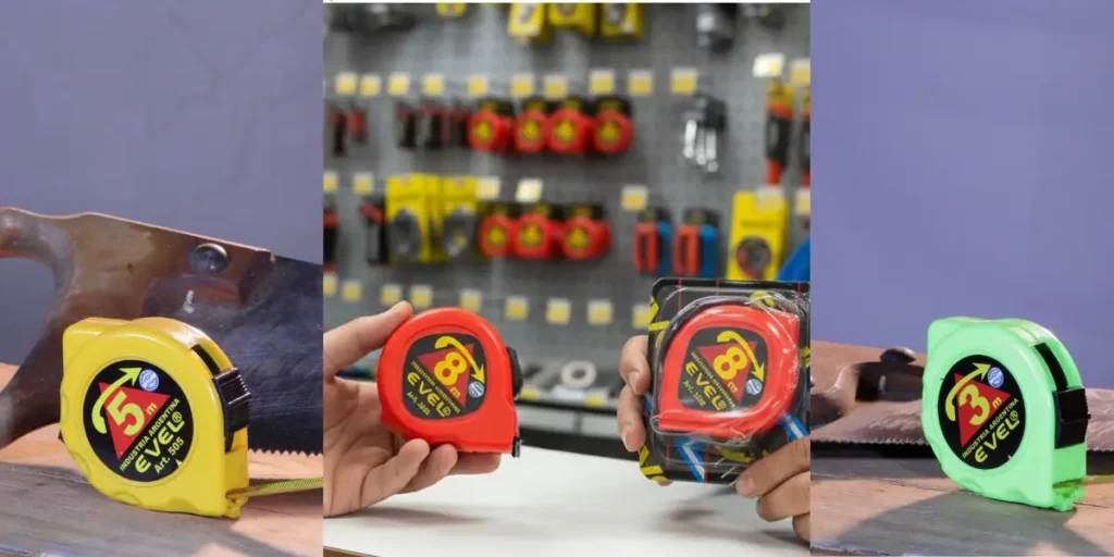 Tres modelos de cintas métricas Evel de 3, 5 y 8 mts vienen tambien en 10 mts, dos con fonde se serrucho en uso y la central con fonde de ferretría ordenada con exhibidor mostrando herramientas y cintas métricas