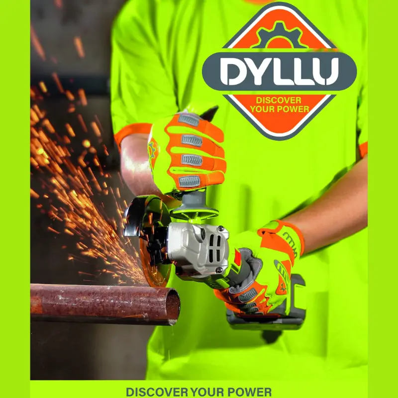 Hombre con remera con logo y amoladora marca DYLLU en la mano cortando un caño