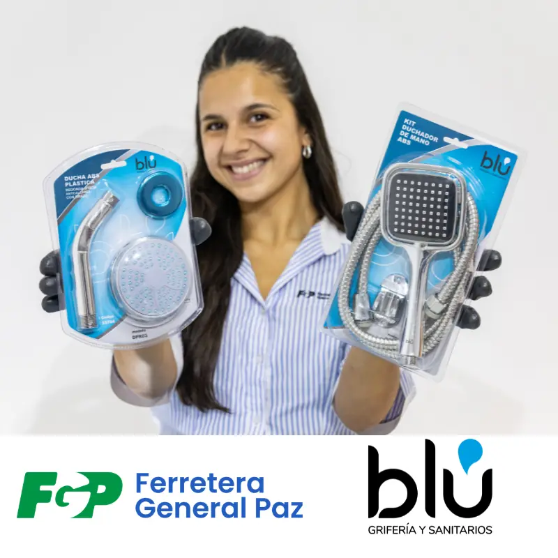 La joven vendedora de Blú de FGP tiene en sus manos dos blisters con productos sanitarios