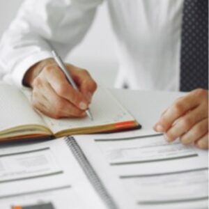 NOVEDADES 15 Contador tomando nota de la nueva normativa laboral vigente