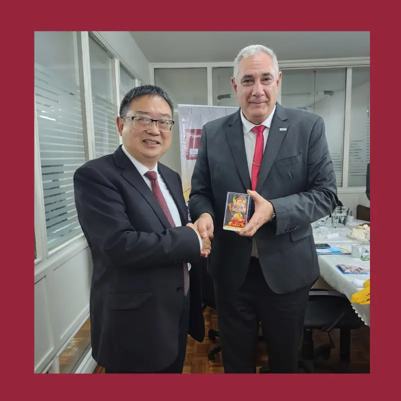 Sergio Angiulli Pte e CAFARA saluda a Repersentante de delegacion de Guangdong- China