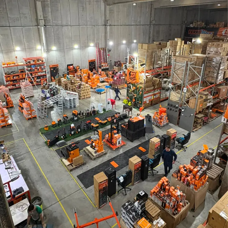 vsita superior del interior del depósito de Ferremax, con mucha mercadería
