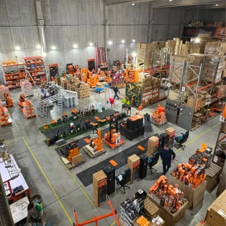 vsita superior del interior del depósito de Ferremax, con mucha mercadería