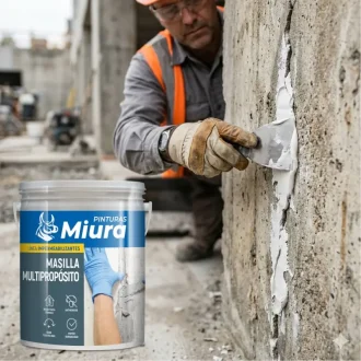 Primer plano de un profesional aplicando la Masilla Multipropósito Miura con espátula en una grieta exterior para un sellado flexible