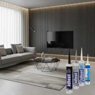 Living moderno revestido con placas WPC en pared y productos Adhesil para su fijación y sellado profesional.
