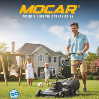 Hormbre cortando el cesped con una maquina Mocar con su familia observando